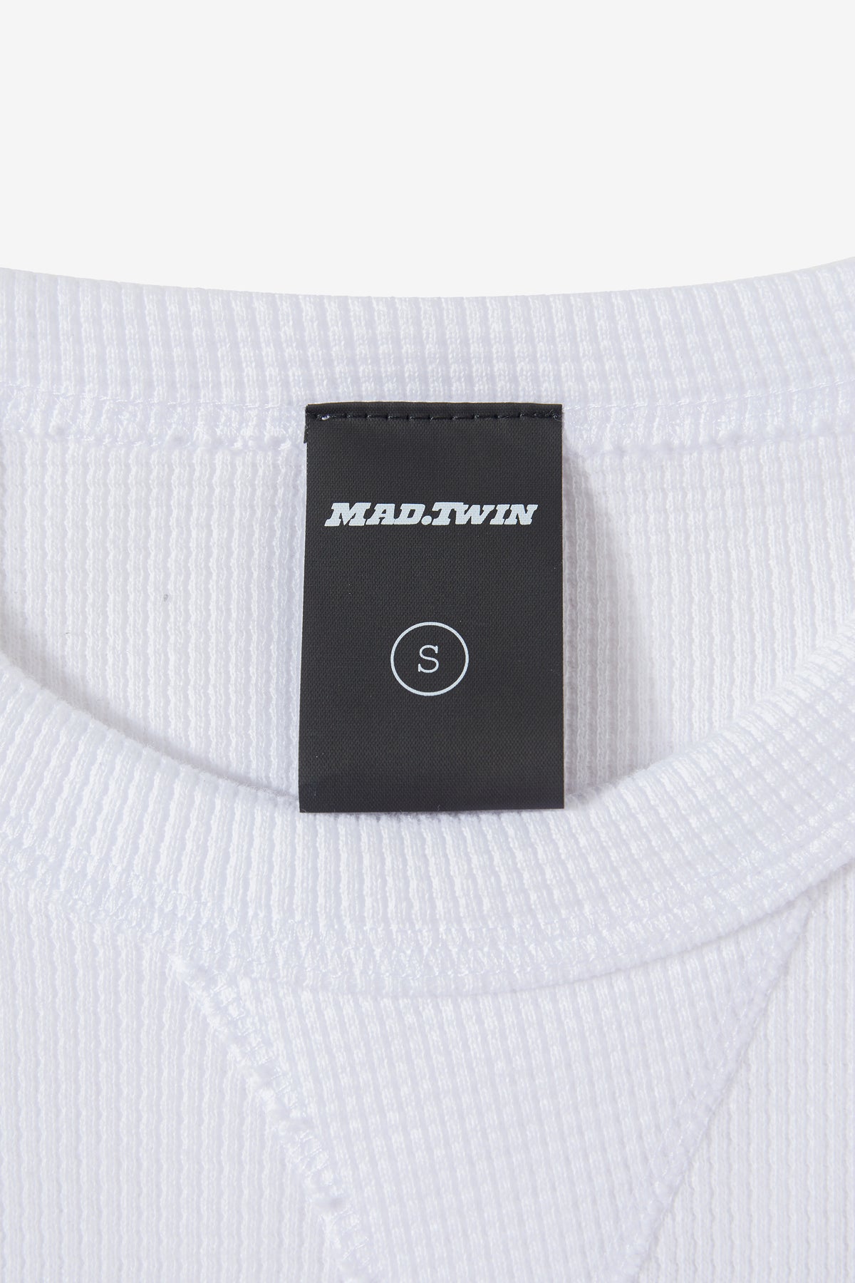 Self-fabric cuff detail on the white MT.THERMAL