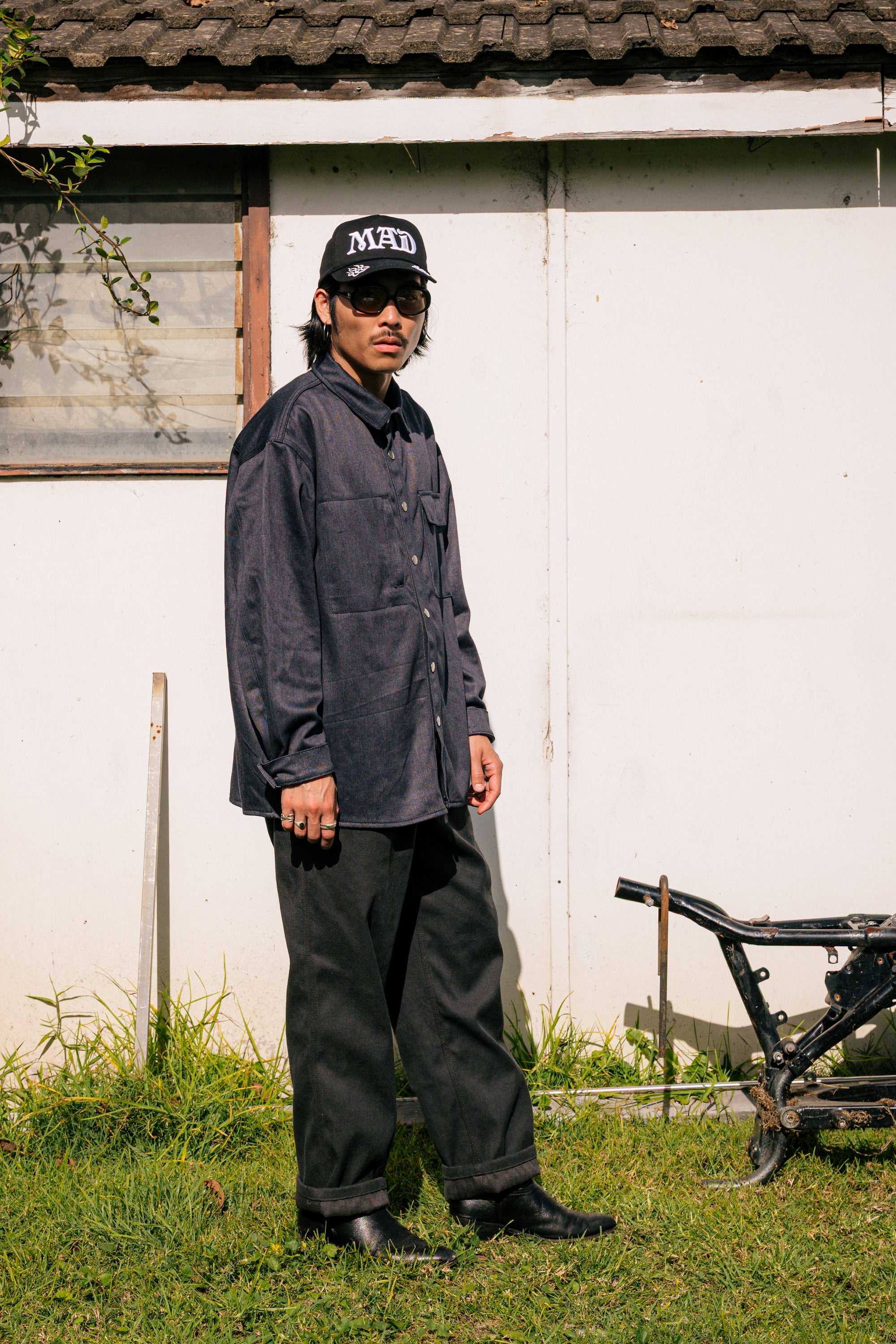 Asymmetrical chest pockets with vertical metal zip on the MAD.PROTECT.SHIRT